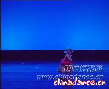 06.［傣族］独舞《水中月》（籍媛媛 中央民族大学舞蹈学院 编导：刘玲）.jpg