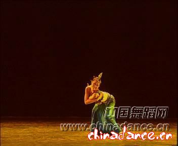 05.［傣族］独舞《孔雀飞来》（徐萌 北京舞蹈学院 编导：田露）.jpg
