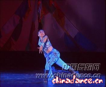 11.［蒙族］独舞《哈日苏勒德》（赛娜 中央民族大学舞蹈学院）.jpg