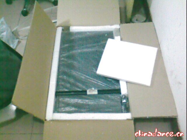 拆开外包装，大的黑铁夹子，被泡沫板包围着