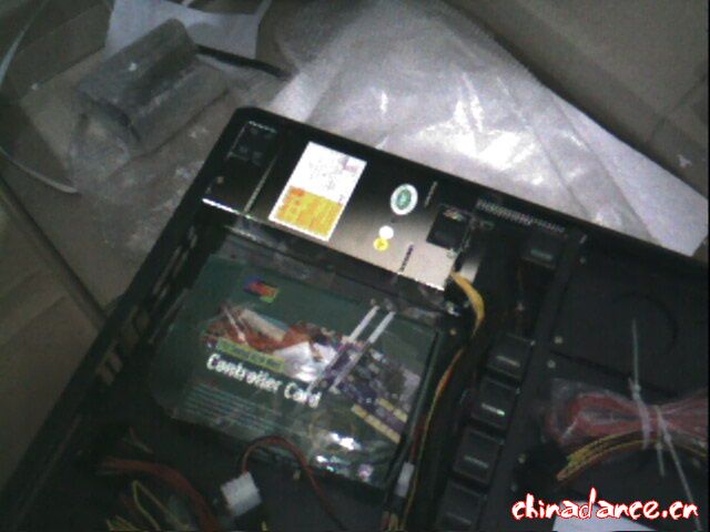 机箱这边是装主板的，白色反光那个是550W的服务器电源，靠近我们的盒子是拓展卡