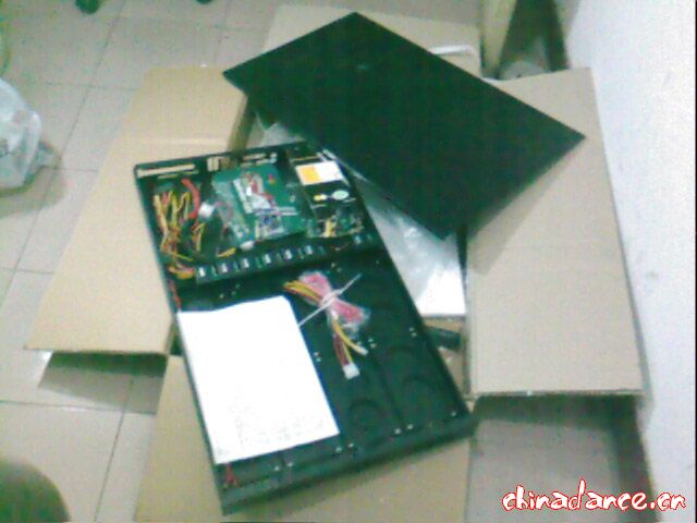 拆开看看，没有装主板，8个硬盘位清清楚楚