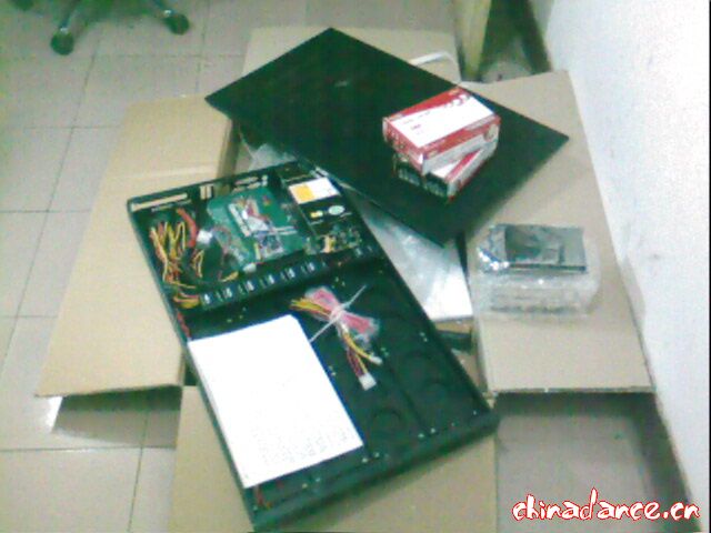 把咱们新买的硬盘摆上来合个影