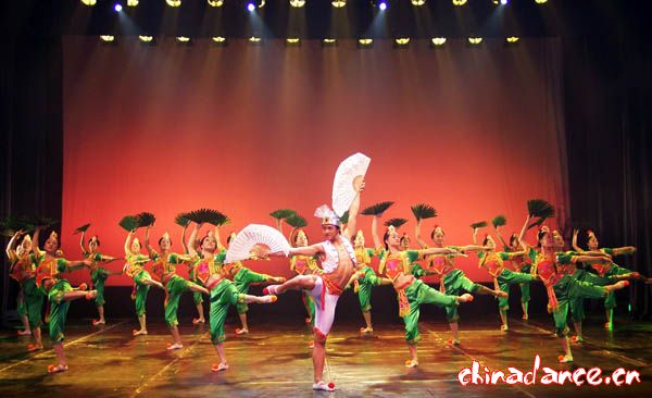 哈尼族舞蹈《白鹇鸟与棕扇》3.jpg