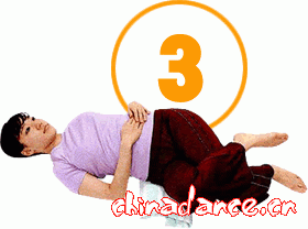 3．慢慢吸气同时把右脚搭到左腿上面，保持这个姿势做3次深呼吸后还原到1的位置。相反方向同样进行。