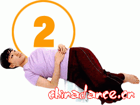 2．慢慢吐气的同时两膝向右侧倒。