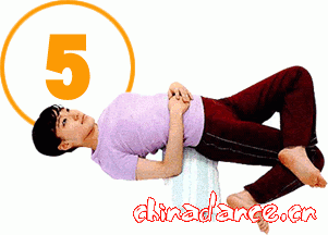 5．深吸气同时把左脚搭在右膝盖上呼气。保持这个姿势做3次深呼吸后还原。交换腿练习，做4-5组。