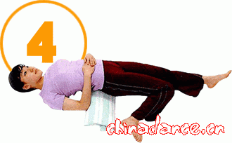 4．两脚伸直，作深呼吸同时吸右腿，慢慢呼气同时把膝盖倒向内侧。