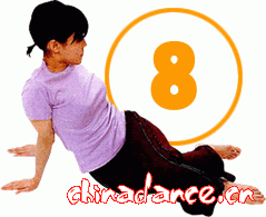 8．呼气同时向右侧倒，保持这个姿势做3次深呼吸。还原到6的位置，另一条腿重复2-8的练习。