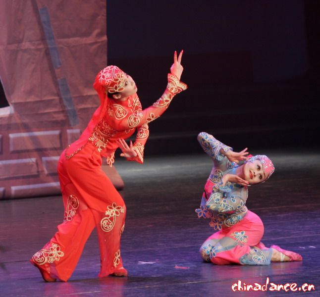 第六届荷花奖回族群舞《剪花花》参演单位：北方民族大学音乐舞蹈学院 编导：袁媛.jpg