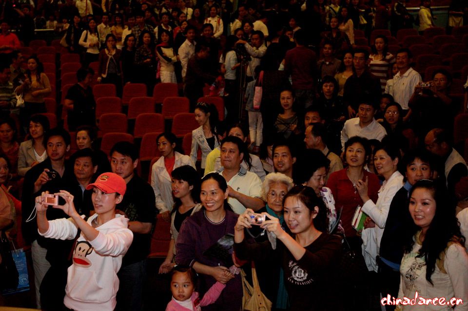 流连忘返的观众