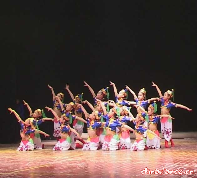 指导教师：唐红、周小丁 《绿洲小骑兵》 崇州新星艺术学校唐老师舞蹈学校学员.jpg