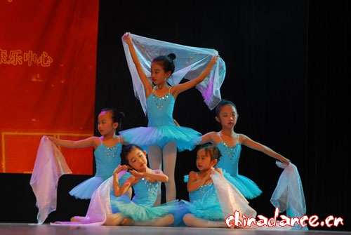 少儿班学员在表演