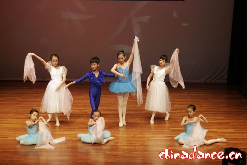 少儿班学员在表演