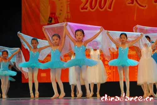 少儿班学员在表演