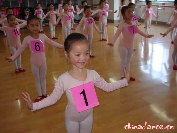 金苹果艺术幼儿园参加第八届江苏省少儿舞蹈考级剪影11.jpg