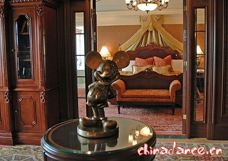 Disneyland Hotel.jpg