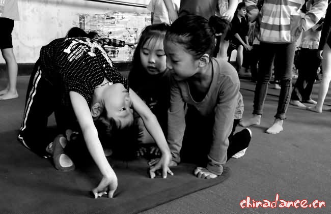 艰难的起飞--感受少儿舞蹈训练 07.jpg