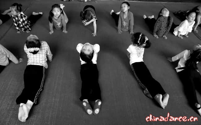 艰难的起飞--感受少儿舞蹈训练 06.jpg