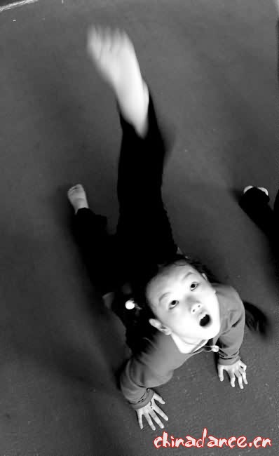 艰难的起飞--感受少儿舞蹈训练 05.jpg