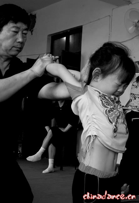 艰难的起飞--感受少儿舞蹈训练 02.jpg