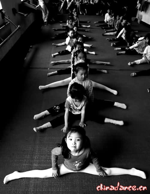 艰难的起飞--感受少儿舞蹈训练 01.jpg