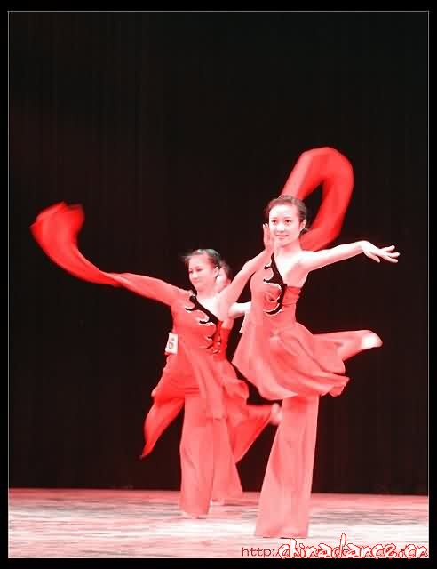 放飞梦想---2007 江西艺术职业学院舞蹈系毕业汇报演出（舞蹈摄影 转：琳十二）23.jpg
