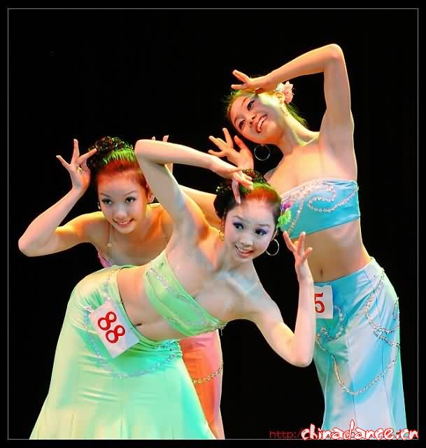 放飞梦想---2007 江西艺术职业学院舞蹈系毕业汇报演出（舞蹈摄影 转：琳十二）01.jpg