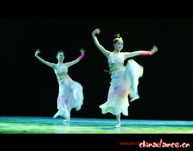 放飞梦想---2007 江西艺术职业学院舞蹈系毕业汇报演出（舞蹈摄影 转：琳十二）29.jpg