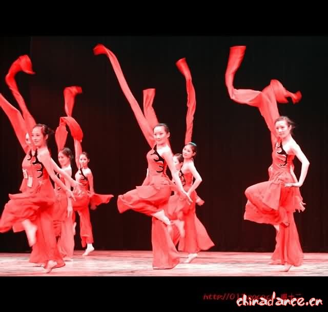 放飞梦想---2007 江西艺术职业学院舞蹈系毕业汇报演出（舞蹈摄影 转：琳十二）25.jpg