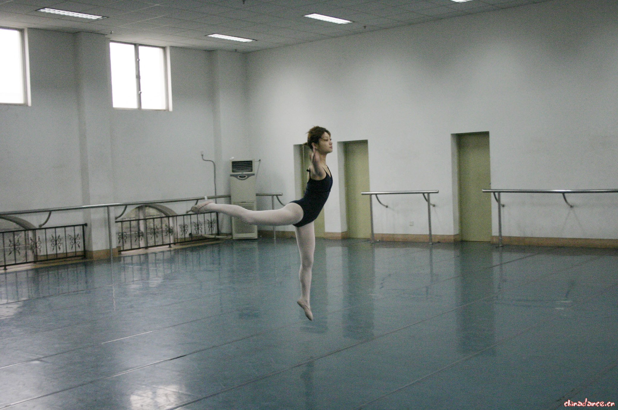 芭蕾舞基训——重庆大学美视电影学院 05级舞蹈编导班 04.JPG