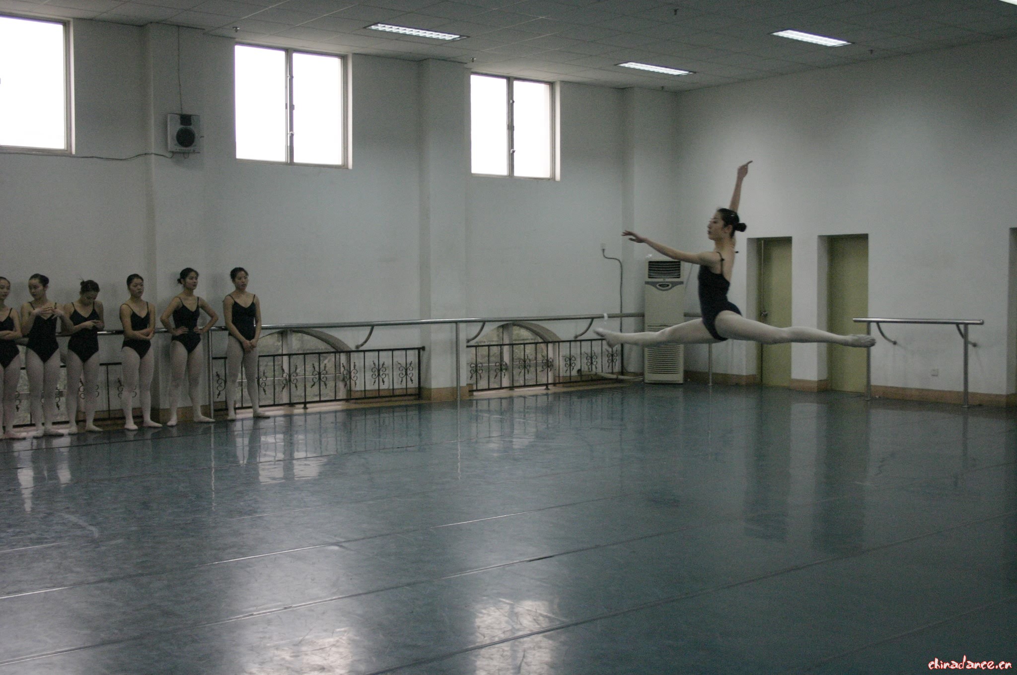 芭蕾舞基训——重庆大学美视电影学院 05级舞蹈编导班 05.JPG