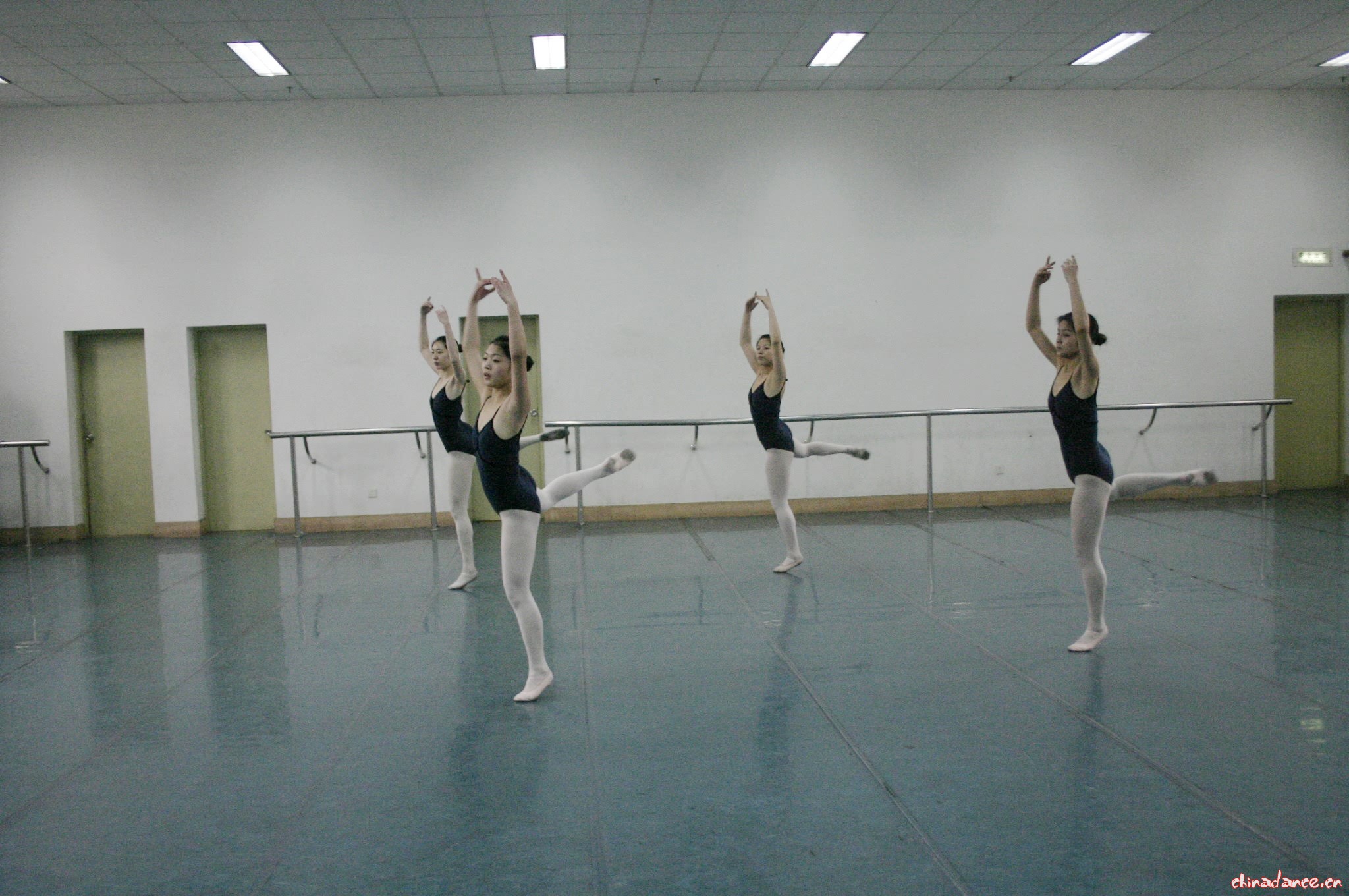 芭蕾舞基训——重庆大学美视电影学院 05级舞蹈编导班 07.JPG