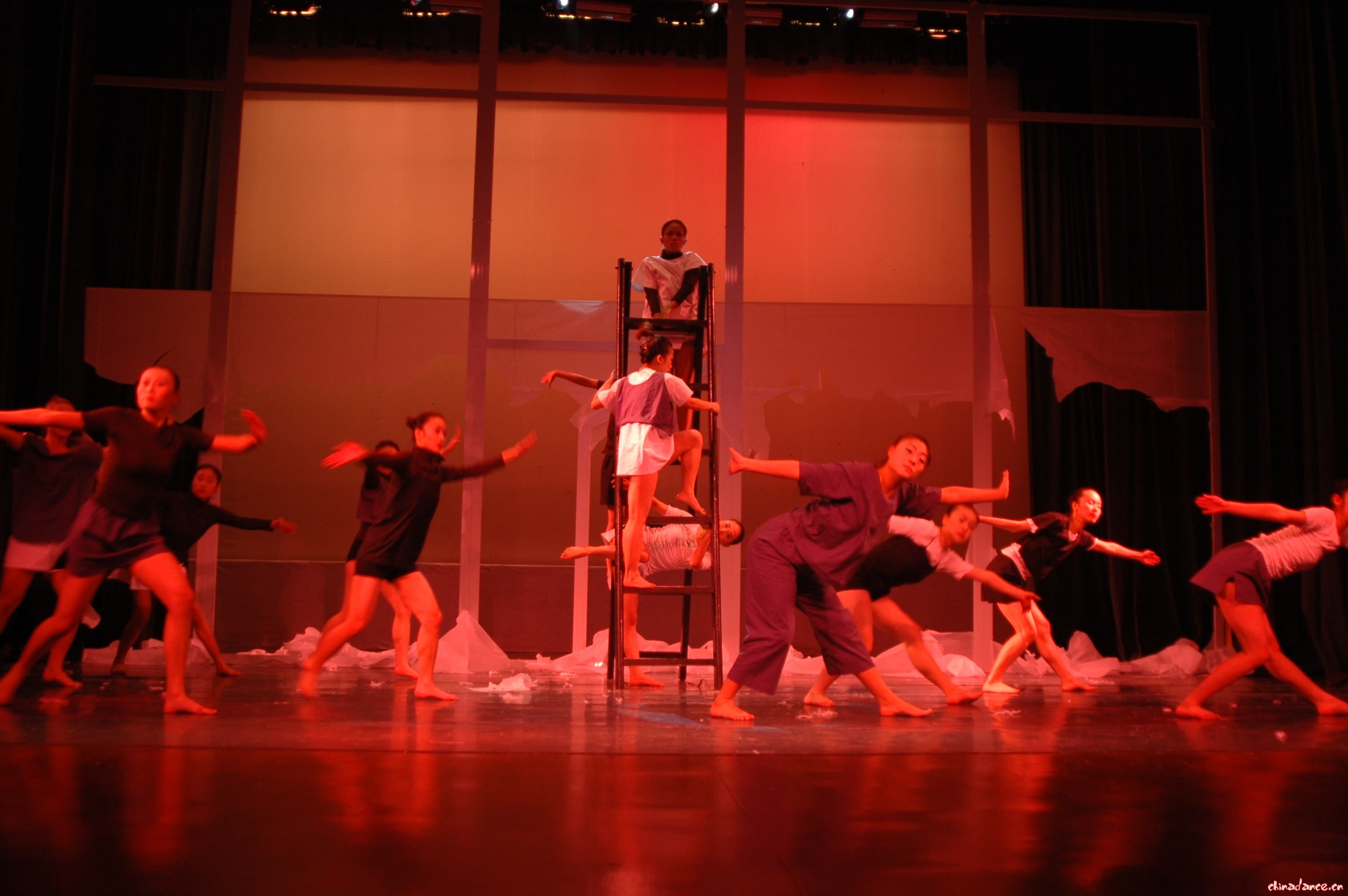 现代舞《我的·我们的》——重庆大学美视电影学院 2004级舞蹈编导毕业剧目 05.JPG
