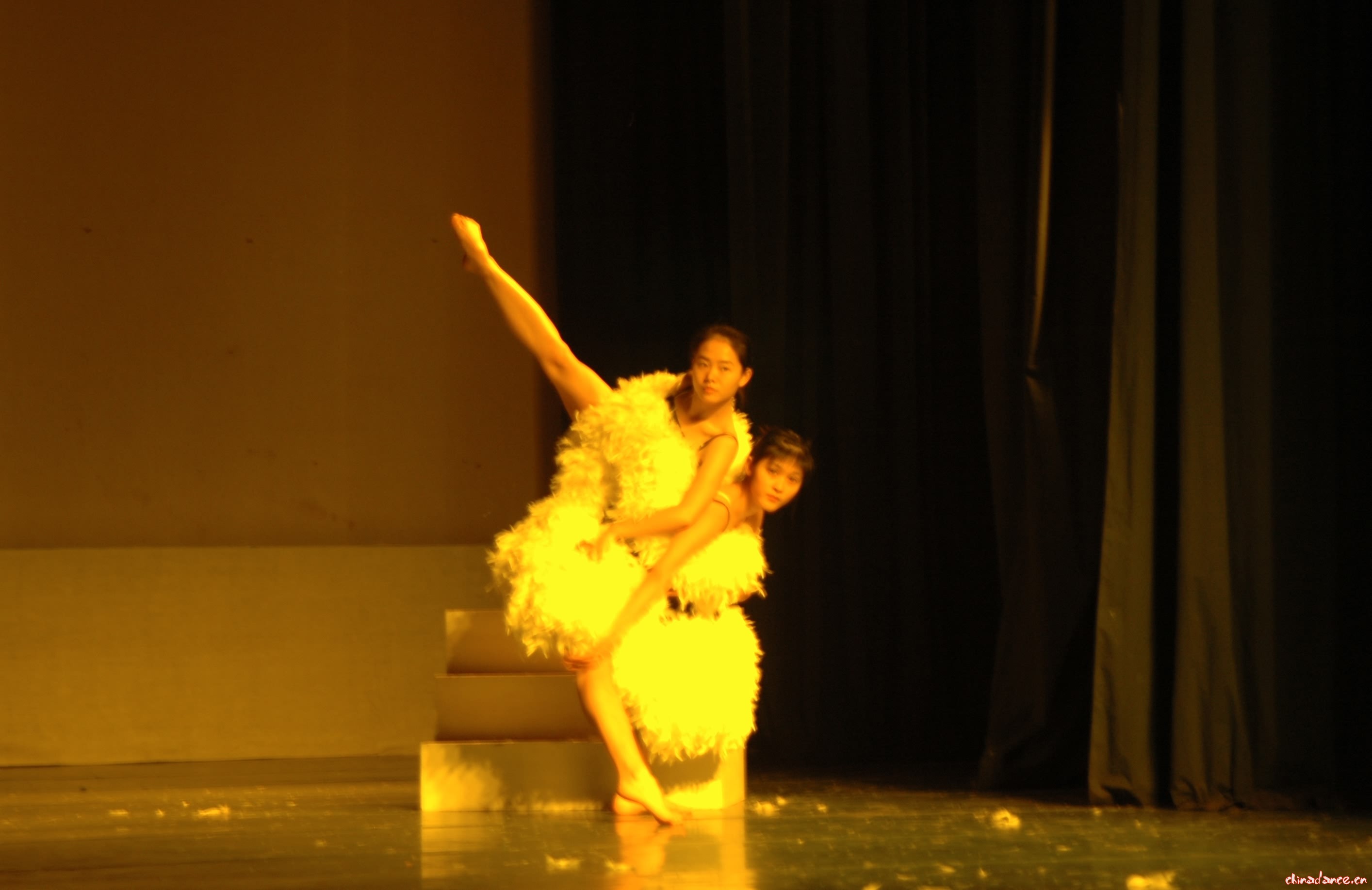 现代舞《我的·我们的》——重庆大学美视电影学院 2004级舞蹈编导毕业剧目 09.JPG