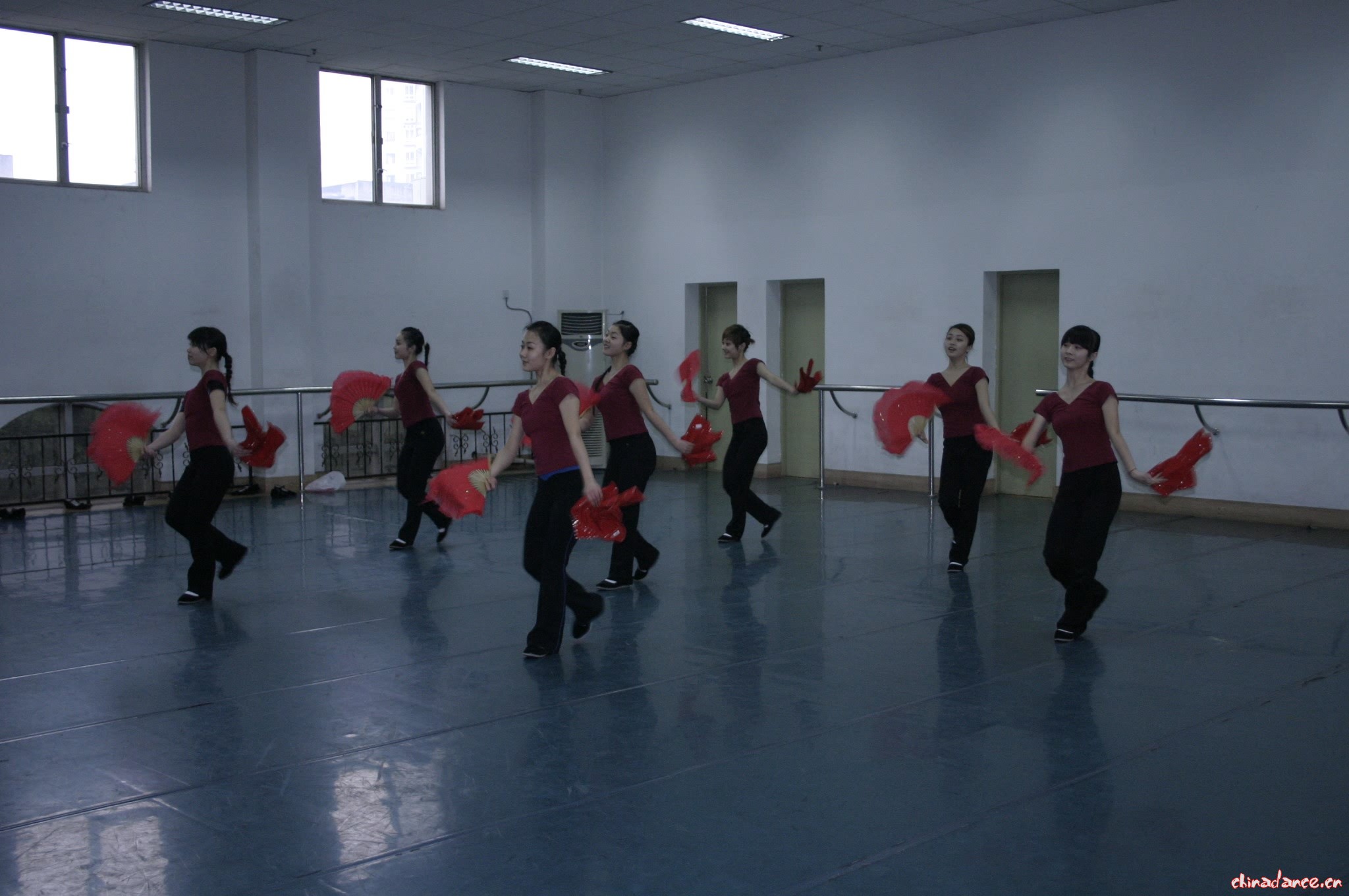 中国民族民间舞蹈——重庆大学美视电影学院 05级舞蹈编导班 05.JPG