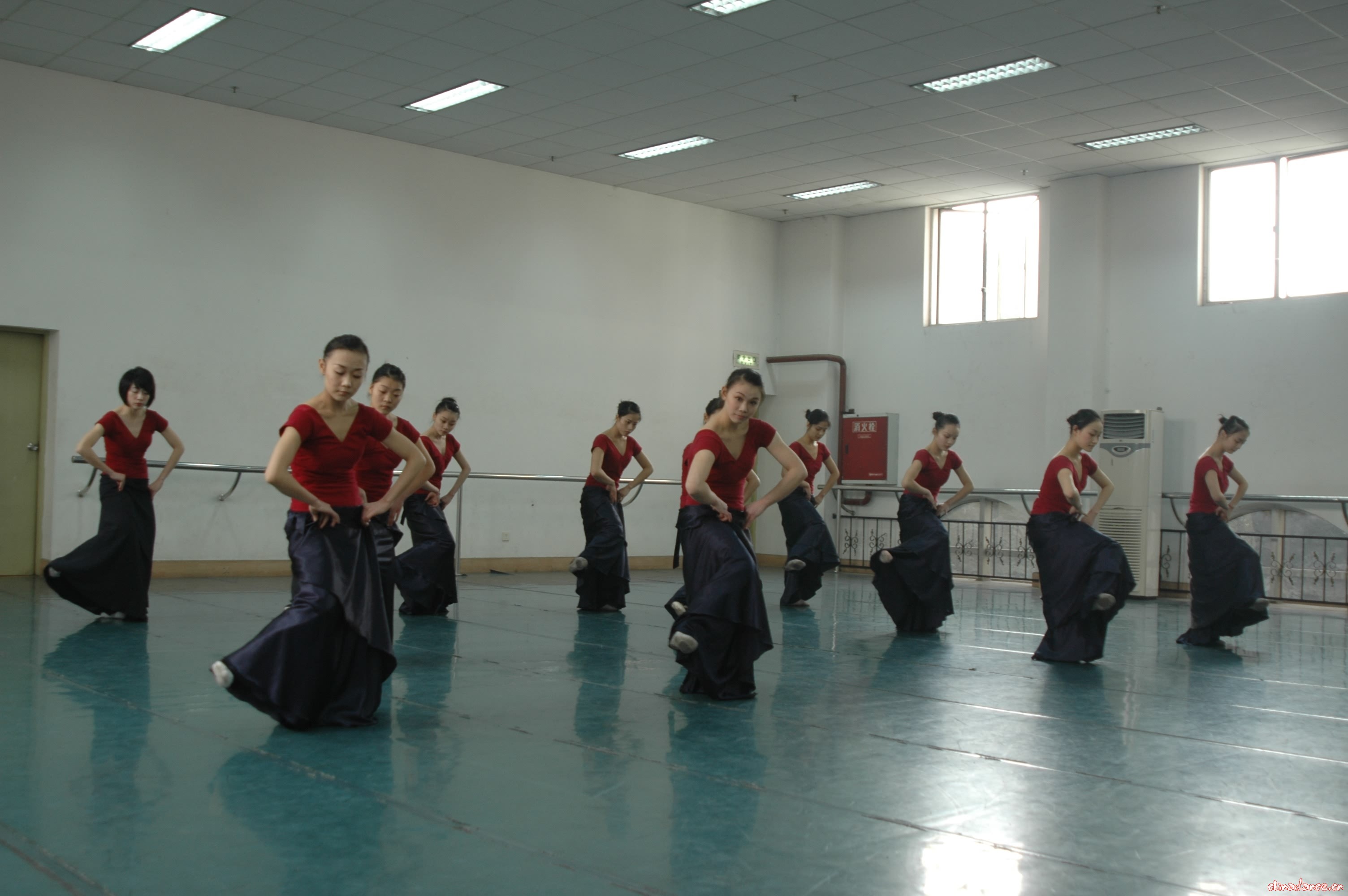 中国民族民间舞——重庆大学美视电影学院 2005舞蹈班 02.JPG