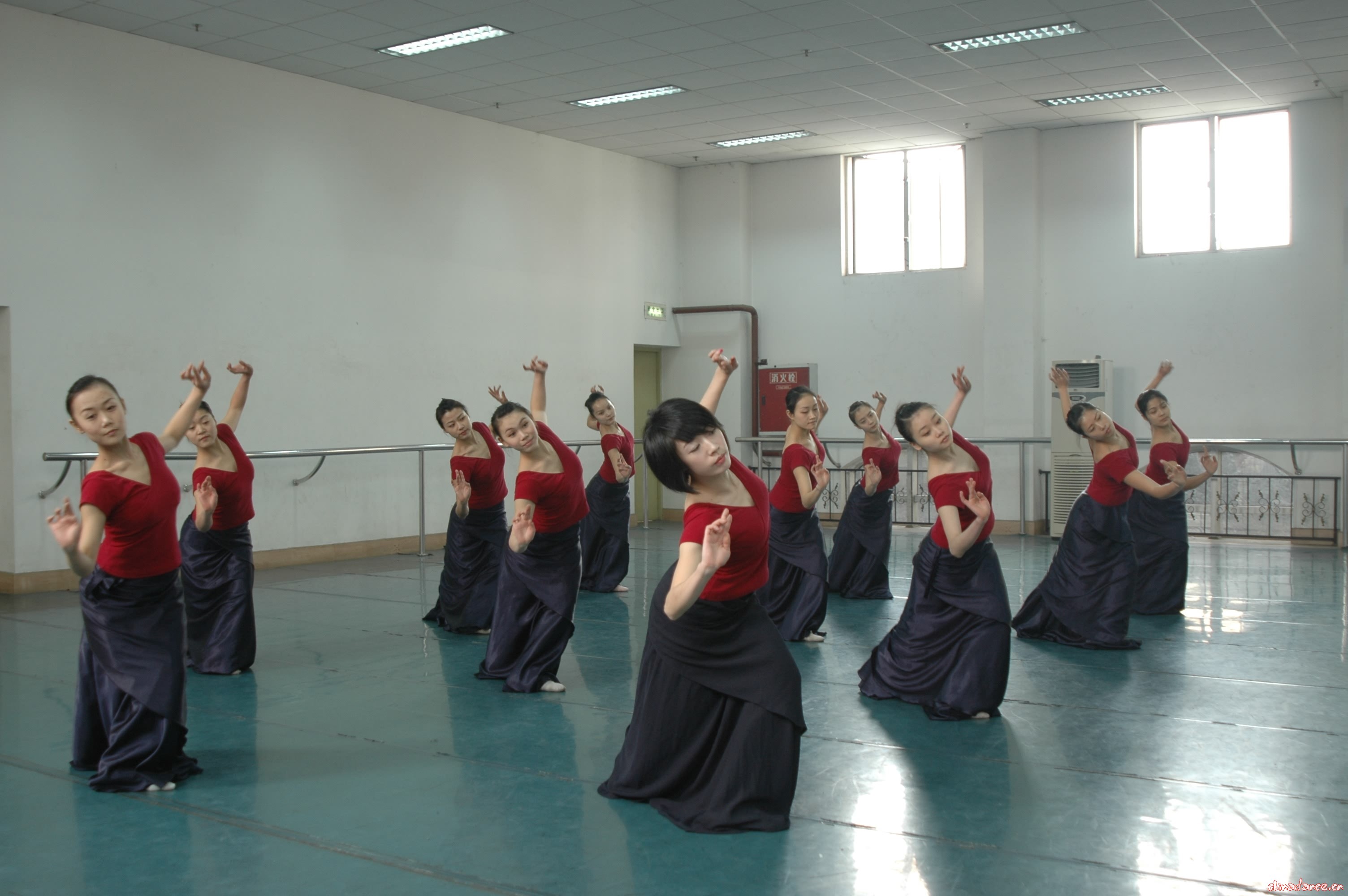 中国民族民间舞——重庆大学美视电影学院 2005舞蹈班 04.JPG