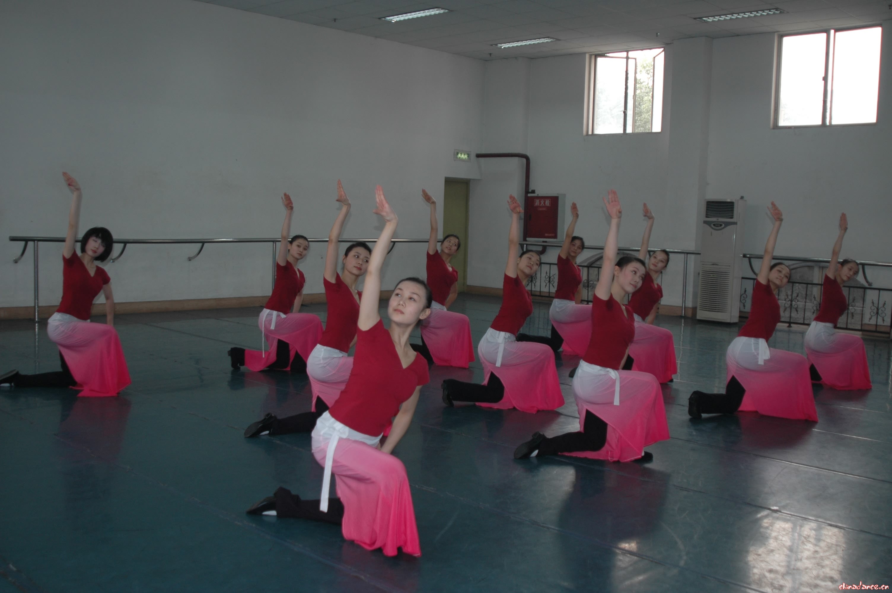 中国民族民间舞——重庆大学美视电影学院 2005舞蹈班 06.JPG