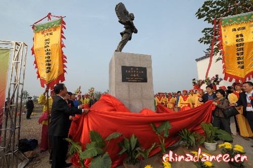  花鼓灯艺术大师冯国佩塑像在花鼓灯第一村揭幕。新华社记者 陈晔华 摄