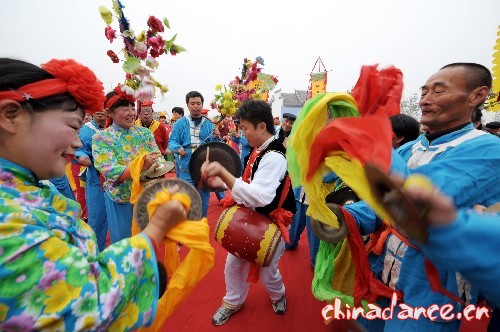 花鼓灯民间艺人在进行抵灯表演。新华社记者 陈晔华 摄