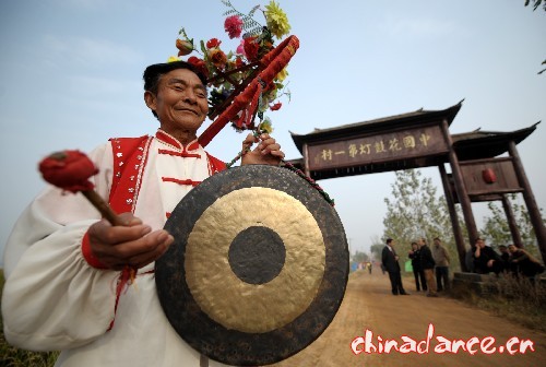 。“抵灯”是指花鼓灯民间艺人们进行花鼓灯表演比赛的一种自娱自乐的民间活动。 新华社记者 陈晔华 摄