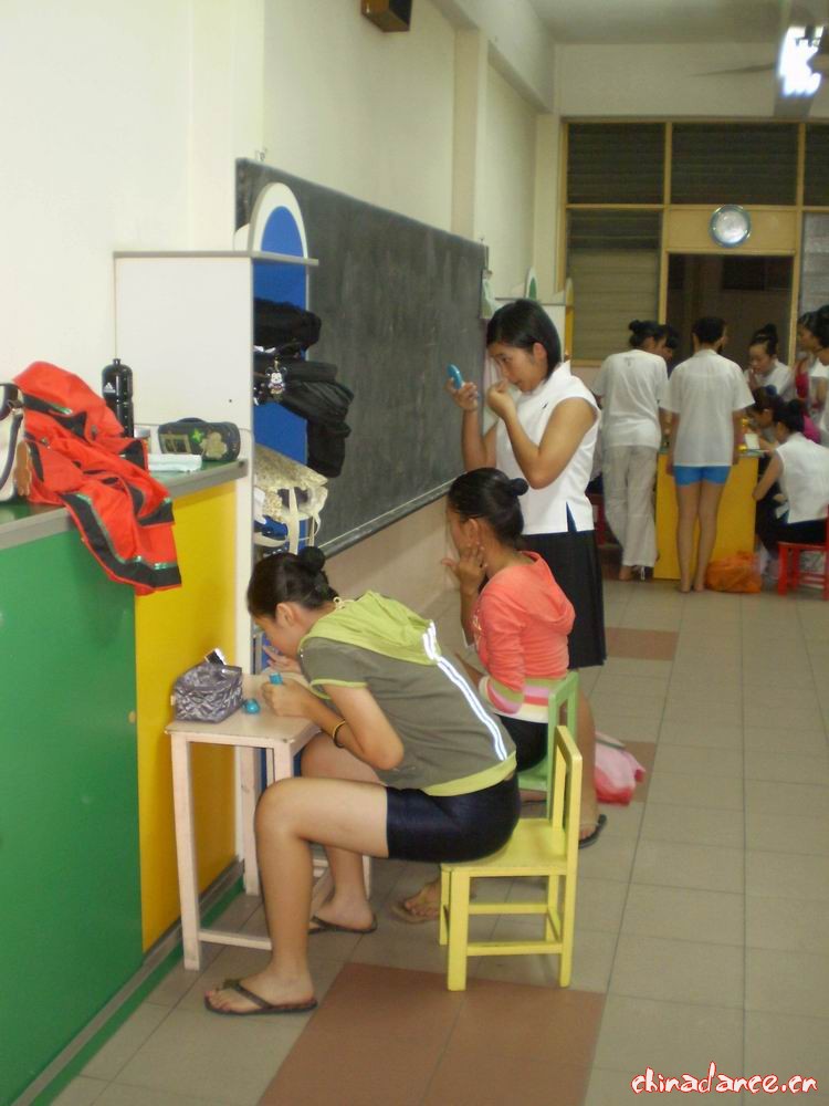 继续化妆～～～