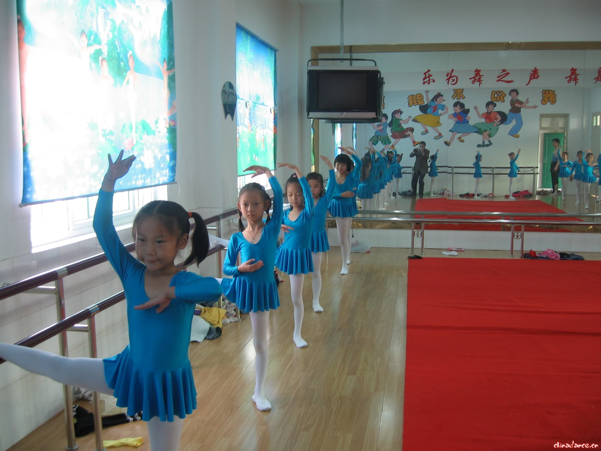 学校舞蹈队在训练 江苏省句容经济开发区中心小学1.jpg