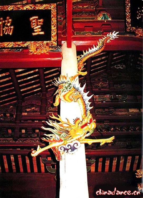 20揭阳学宫大成殿木雕盘龙（清代）.jpg