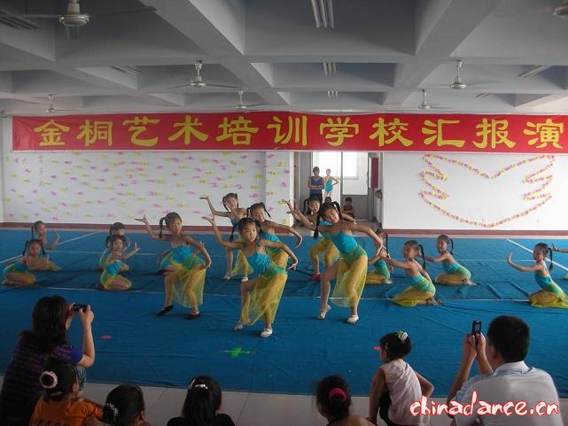 09072102藁城市金桐艺术培训学校08年暑假汇报演出 少儿舞蹈培训04.jpg