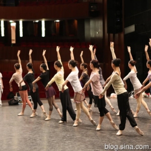 中芭抵达内瓦大剧院 11日上演《天鹅湖》