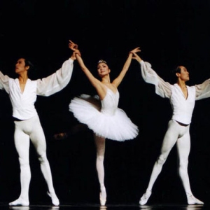 美的代价：《不愿让人看见脚的白天鹅》