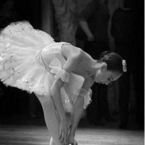 【鞋带魔力】芭蕾舞者系鞋带的瞬间 组图欣赏