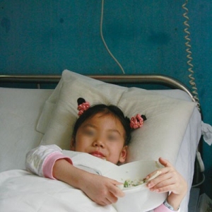 6岁女孩学“下腰”致高位瘫痪